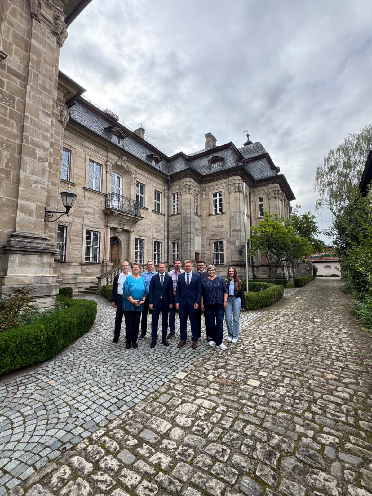 Bild_Gruppe_vor_Schloss