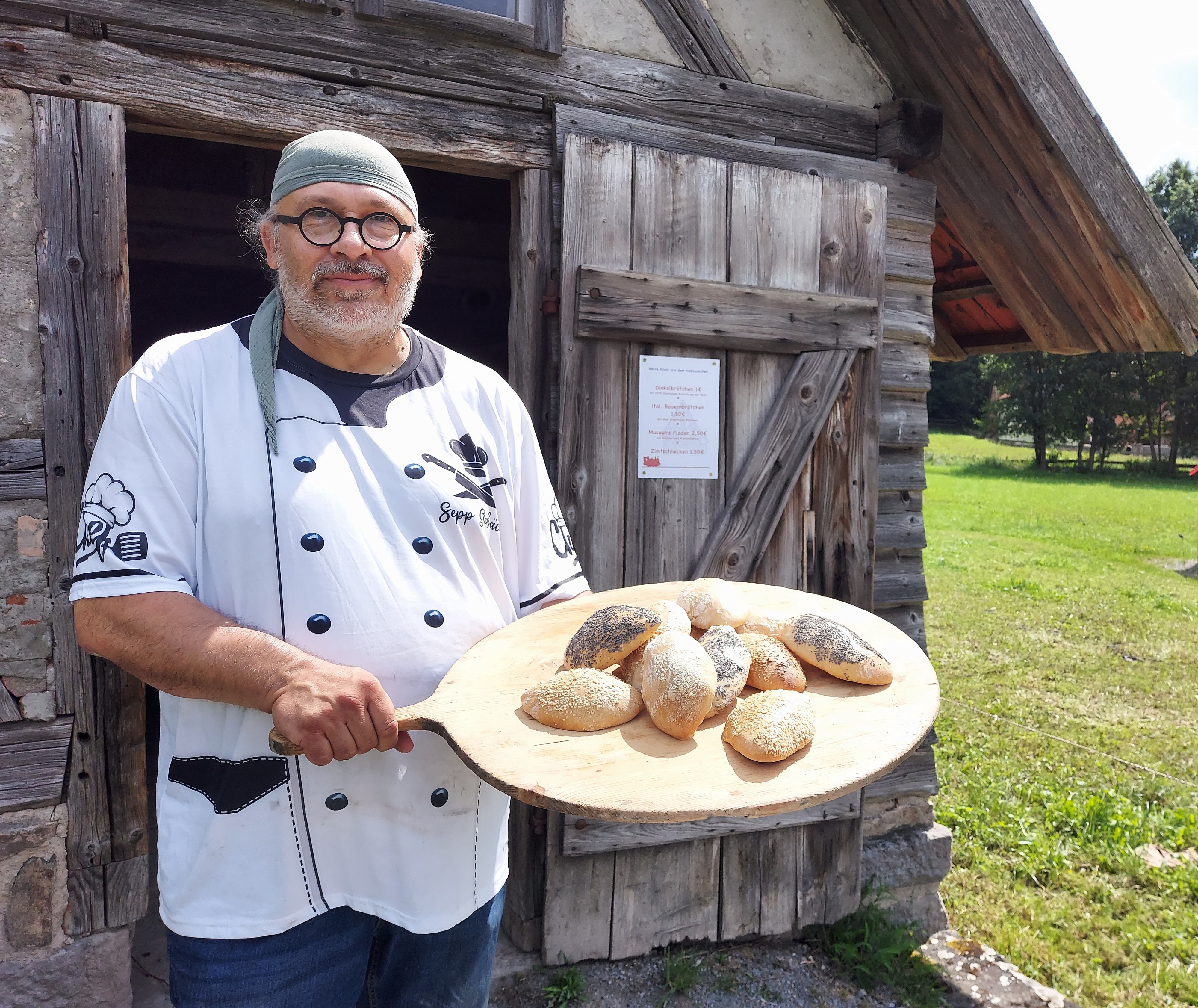Praxiskurs: Brötchenbacken im Holzbackofen