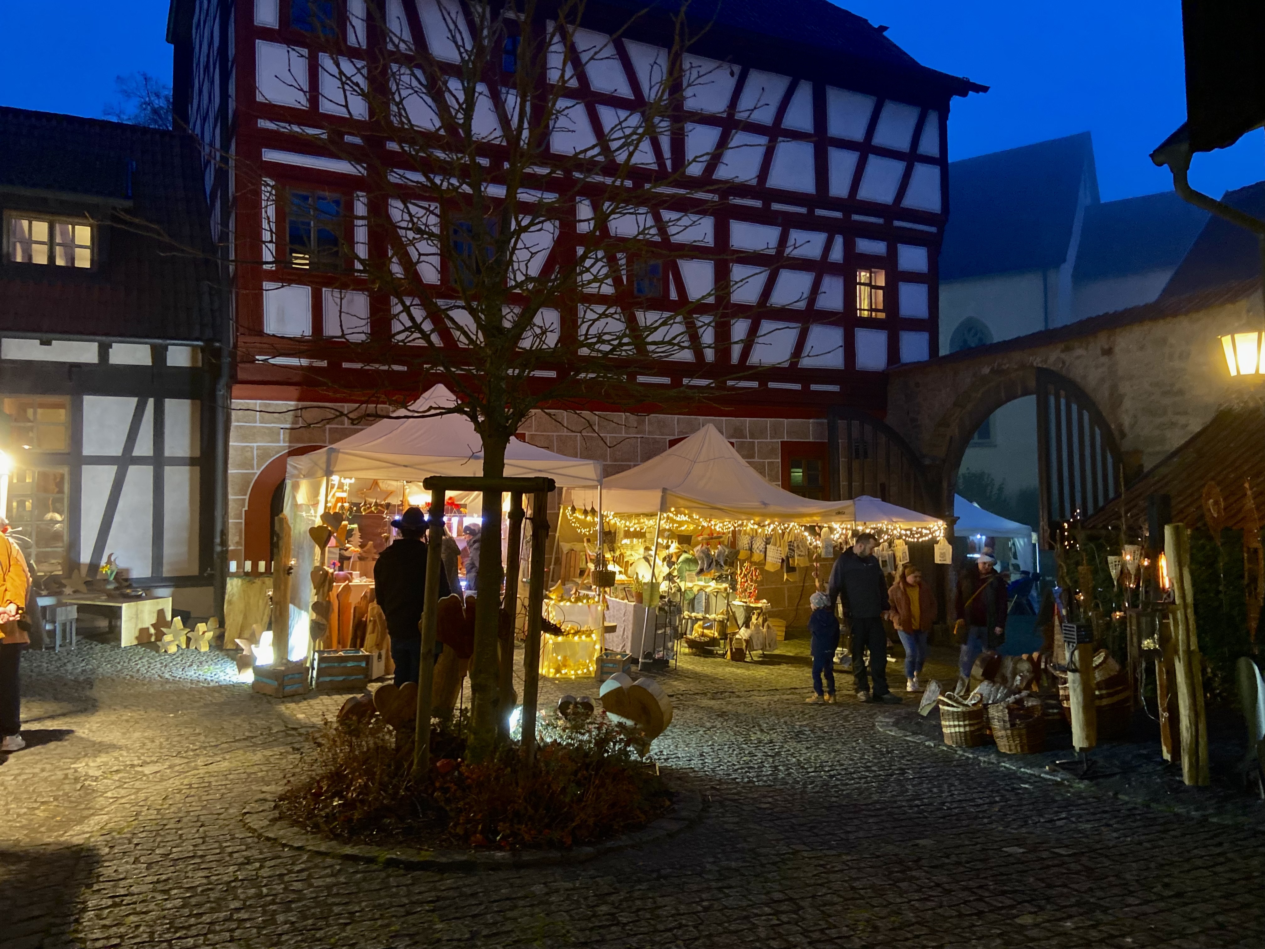 Vorweihnachtlicher Kunsthandwerkermarkt